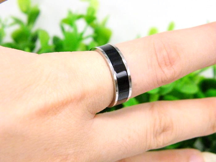 Пръстени в бял и черен цвят подходящи за мъже и жени