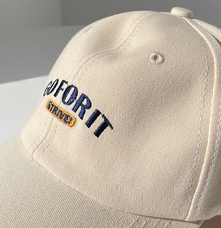 Спортна дамска шапка с козирка и бродерия