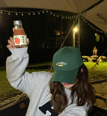 Спортна дамска шапка с козирка и бродерия