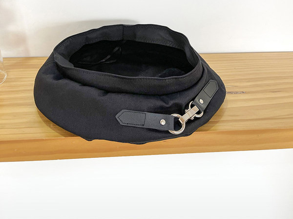 Дамска шапка с метален елемент