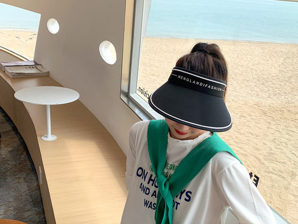 Дамска шапка с - козирка и надпис