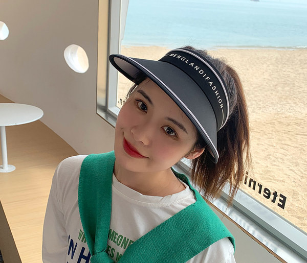 Дамска шапка с - козирка и надпис