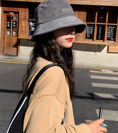 Jesenski ženski šešir sa natpisom