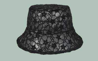 Ženska kapa od čipke s vezom