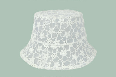 Ženska kapa od čipke s vezom