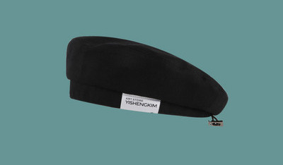 Naiste barett kirjaga