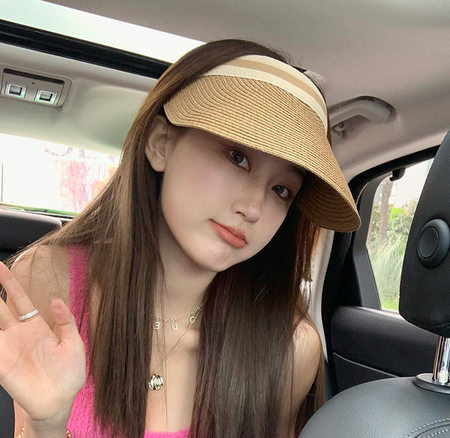 Ženski slamnati šešir s velikim šiltom