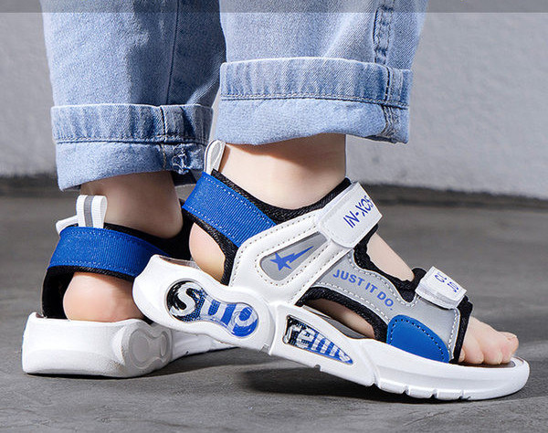 Nyári szandál lányoknak és fiúknak foltokkal és kényelmes talppal