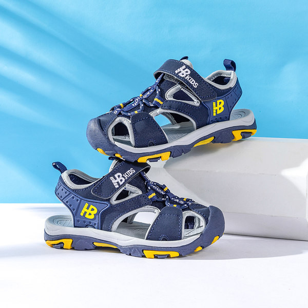 Zárt orrú atlétikai szandál fiúknak