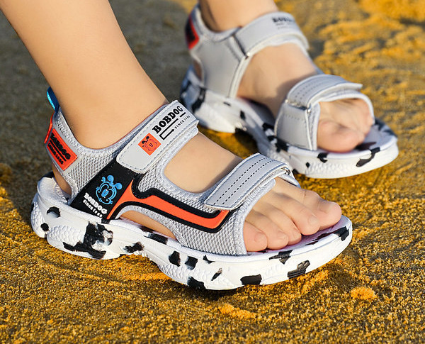 Szandál fiúknak felirattal