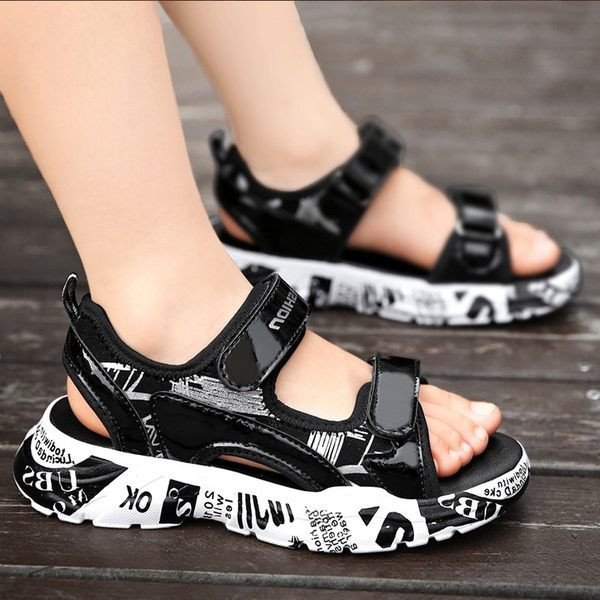 Színes nyári szandál fiúknak foltokkal