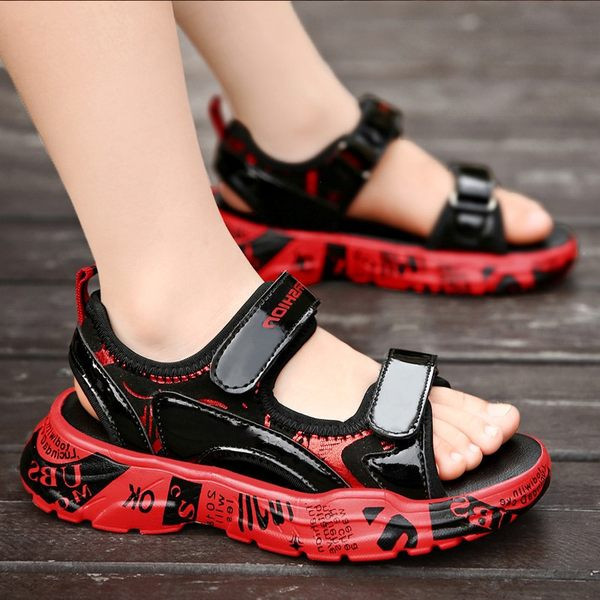 Színes nyári szandál fiúknak foltokkal