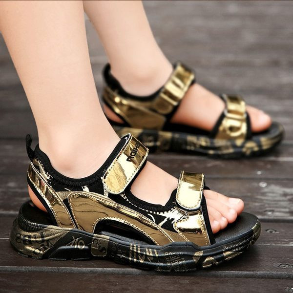 Színes nyári szandál fiúknak foltokkal