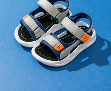 Gyerekszandál fiúknak foltokkal és varrással