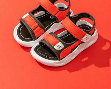 Gyerekszandál fiúknak foltokkal és varrással