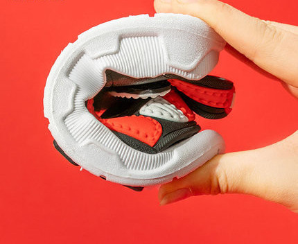 Gyerekszandál fiúknak foltokkal és varrással