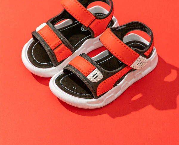 Gyerekszandál fiúknak foltokkal és varrással