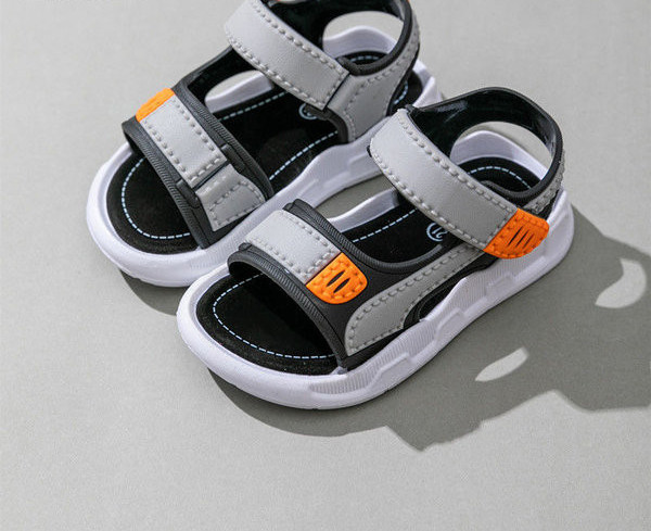 Gyerekszandál fiúknak foltokkal és varrással