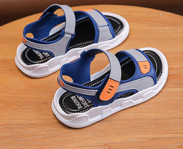 Gyerekszandál fiúknak foltokkal és varrással