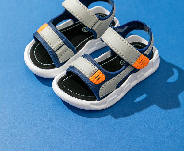Gyerekszandál fiúknak foltokkal és varrással