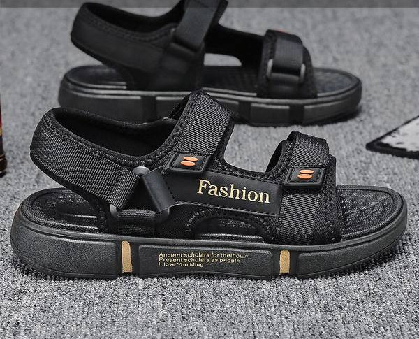 Sportszandál és fiú - puha talppal