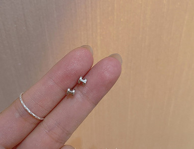 Väikesed kruviga naiste kõrvarõngad