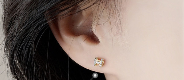 Kis női fülbevaló csavarral