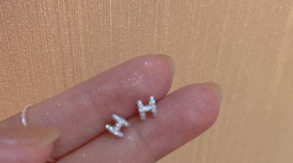 Kis női fülbevaló csavarral