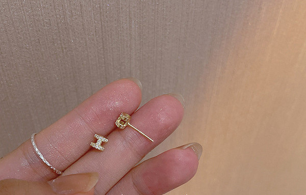 Kis női fülbevaló csavarral