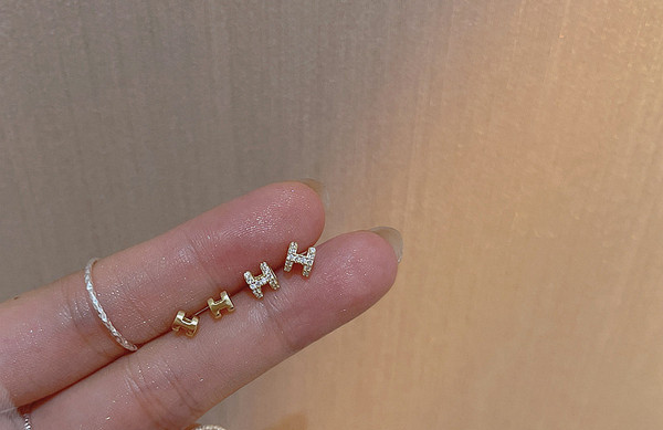 Kis női fülbevaló csavarral