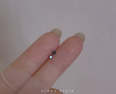 Női fülbevaló csavaron, színes díszkövekkel