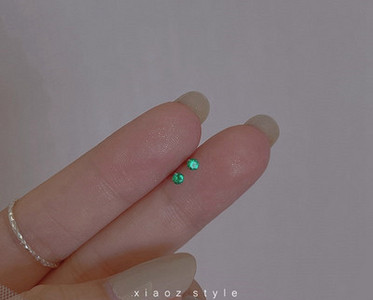 Női fülbevaló csavaron, színes díszkövekkel