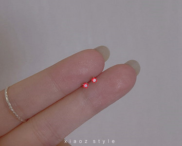 Női fülbevaló csavaron, színes díszkövekkel