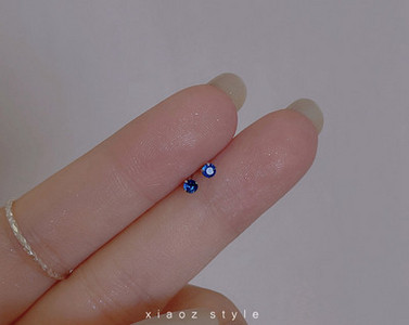 Női fülbevaló csavaron, színes díszkövekkel