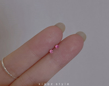 Női fülbevaló csavaron, színes díszkövekkel