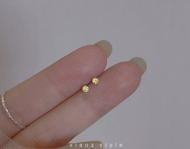 Női fülbevaló csavaron, színes díszkövekkel