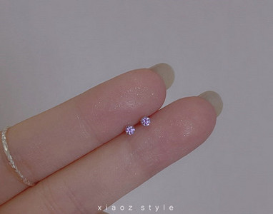 Női fülbevaló csavaron, színes díszkövekkel