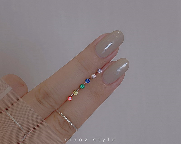 Női fülbevaló csavaron, színes díszkövekkel