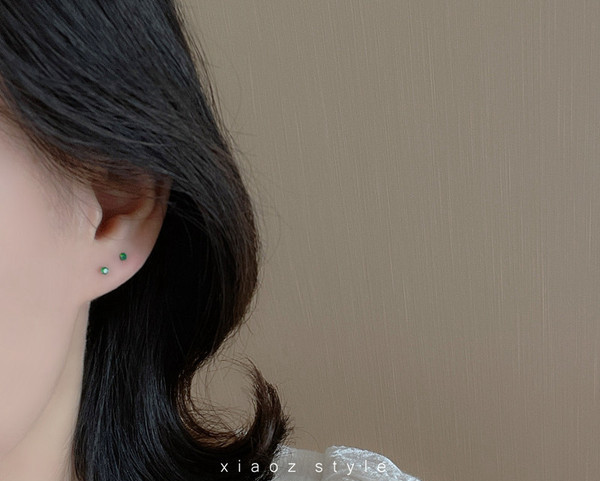 Női fülbevaló csavaron, színes díszkövekkel