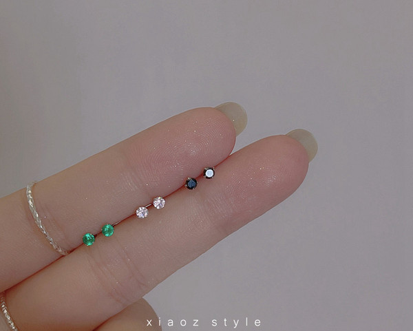 Női fülbevaló csavaron, színes díszkövekkel