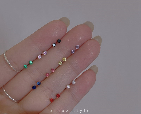 Női fülbevaló csavaron, színes díszkövekkel