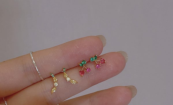 Modern női fülbevaló színes kövekkel