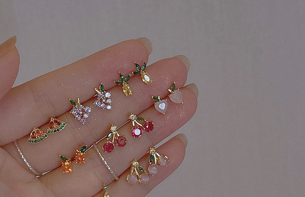 Modern női fülbevaló színes kövekkel