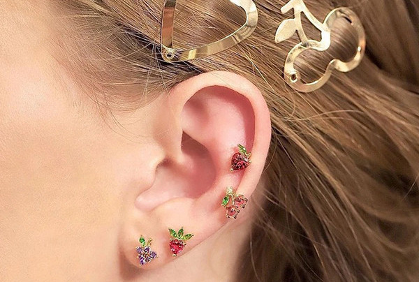 Modern női fülbevaló színes kövekkel