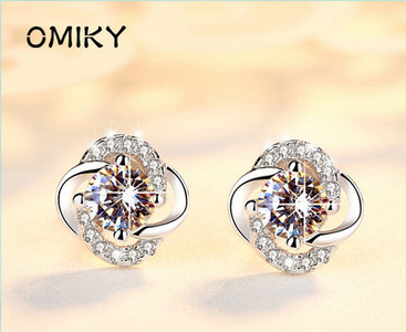 Elegáns fülbevaló díszítő kövekkel