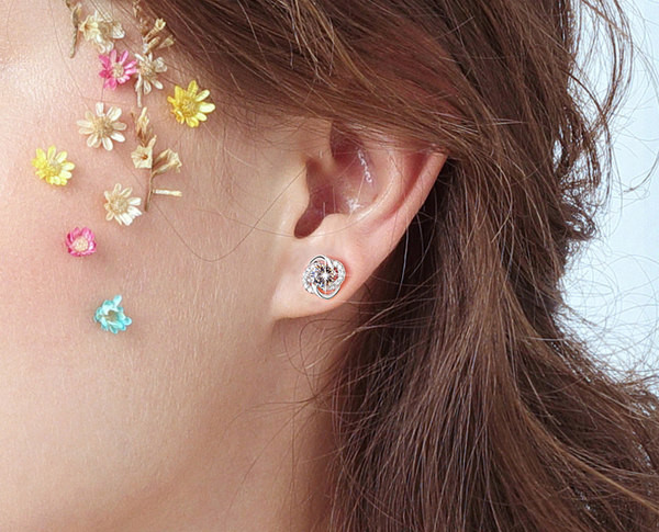 Elegáns fülbevaló díszítő kövekkel