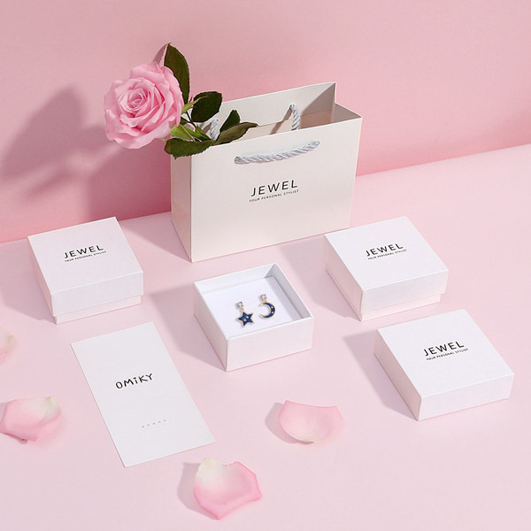 Elegáns fülbevaló díszítő kövekkel