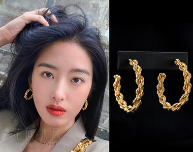 Modern női fülbevaló arany színben csavarral