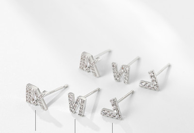 Kis elegáns fülbevaló különböző formájú ezüst színben