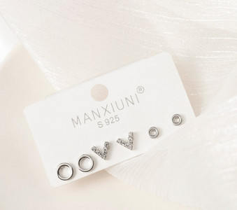 Kis női fülbevaló díszkövekkel